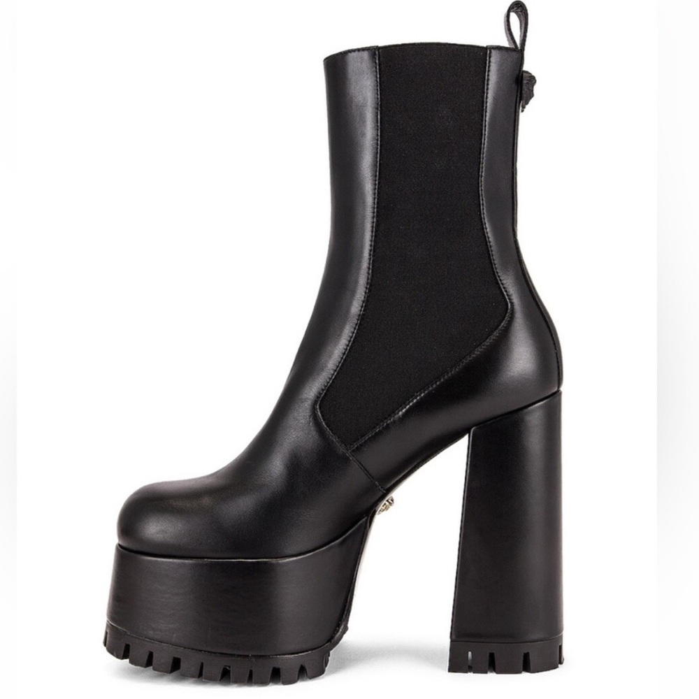 Elegant Black High-Heeled Boots